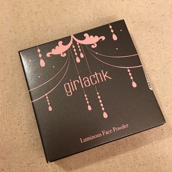 Girlactik • Luminous Face Powder - Picture 2 of 4